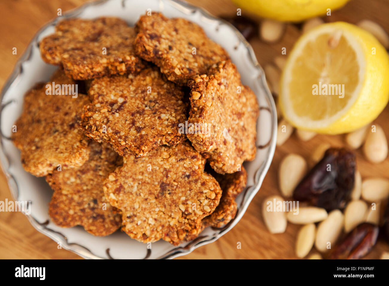 Gluten freie Ingwer Plätzchen mit Mandeln, Datteln und Kardamom Stockfoto
