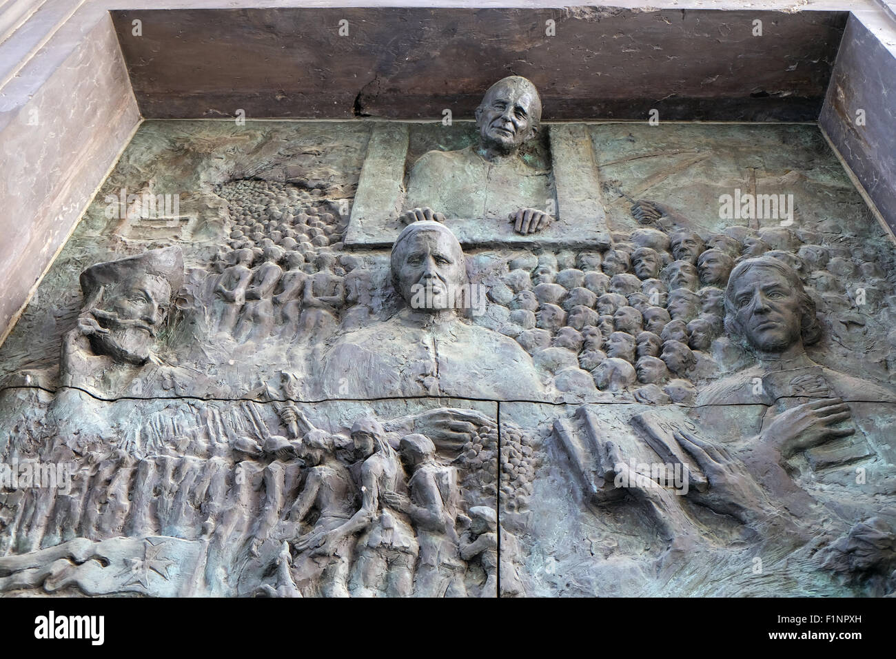 Bronzetür auf die Kathedrale St. Nikolaus in der Hauptstadt Ljubljana, Slowenien Stockfoto