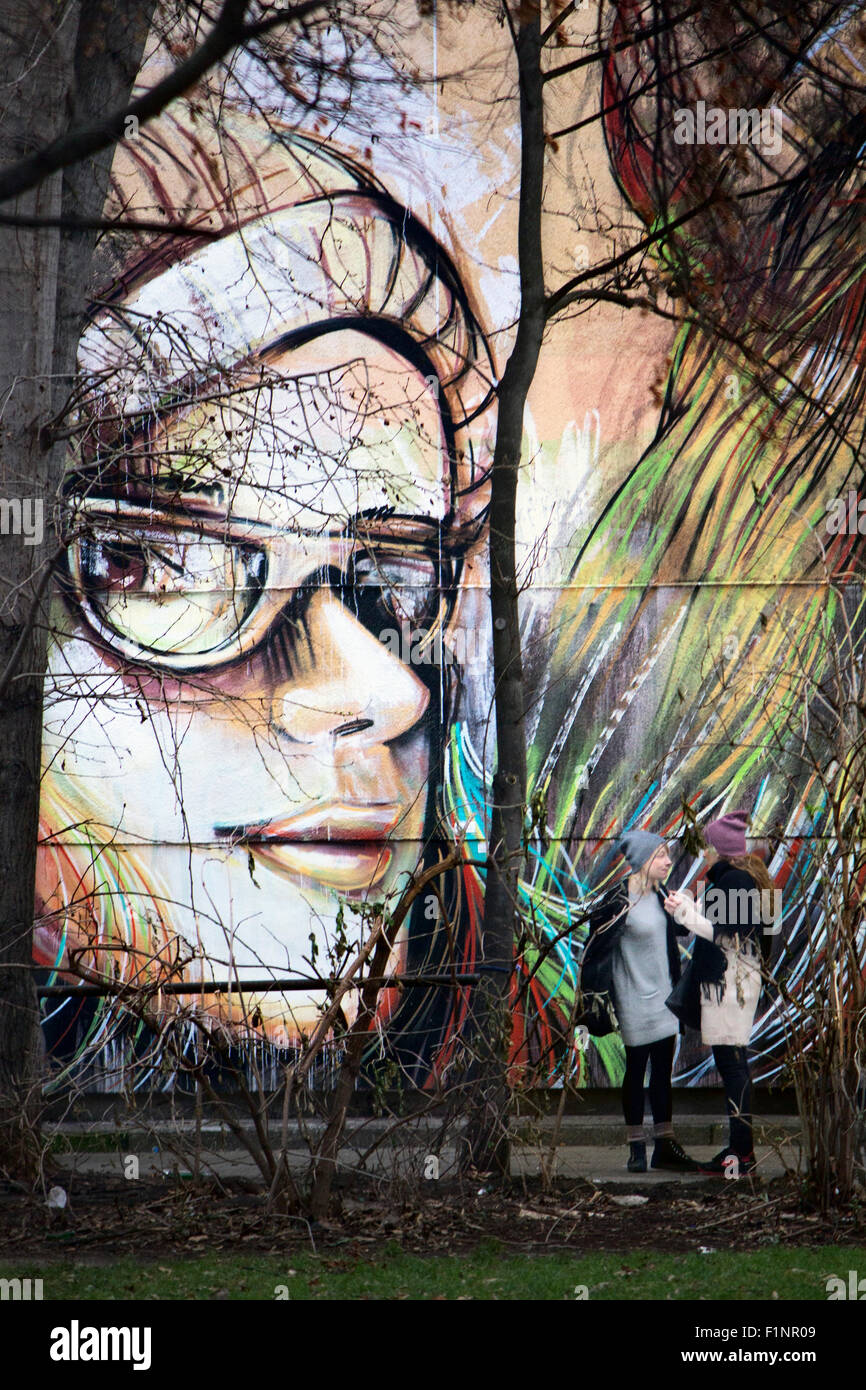 Europa; Deutschland; Berlin; Graffiti; Street-Art; Mädchen; Sprechen; Glas; Handraw; Zeichnen; Park Stockfoto