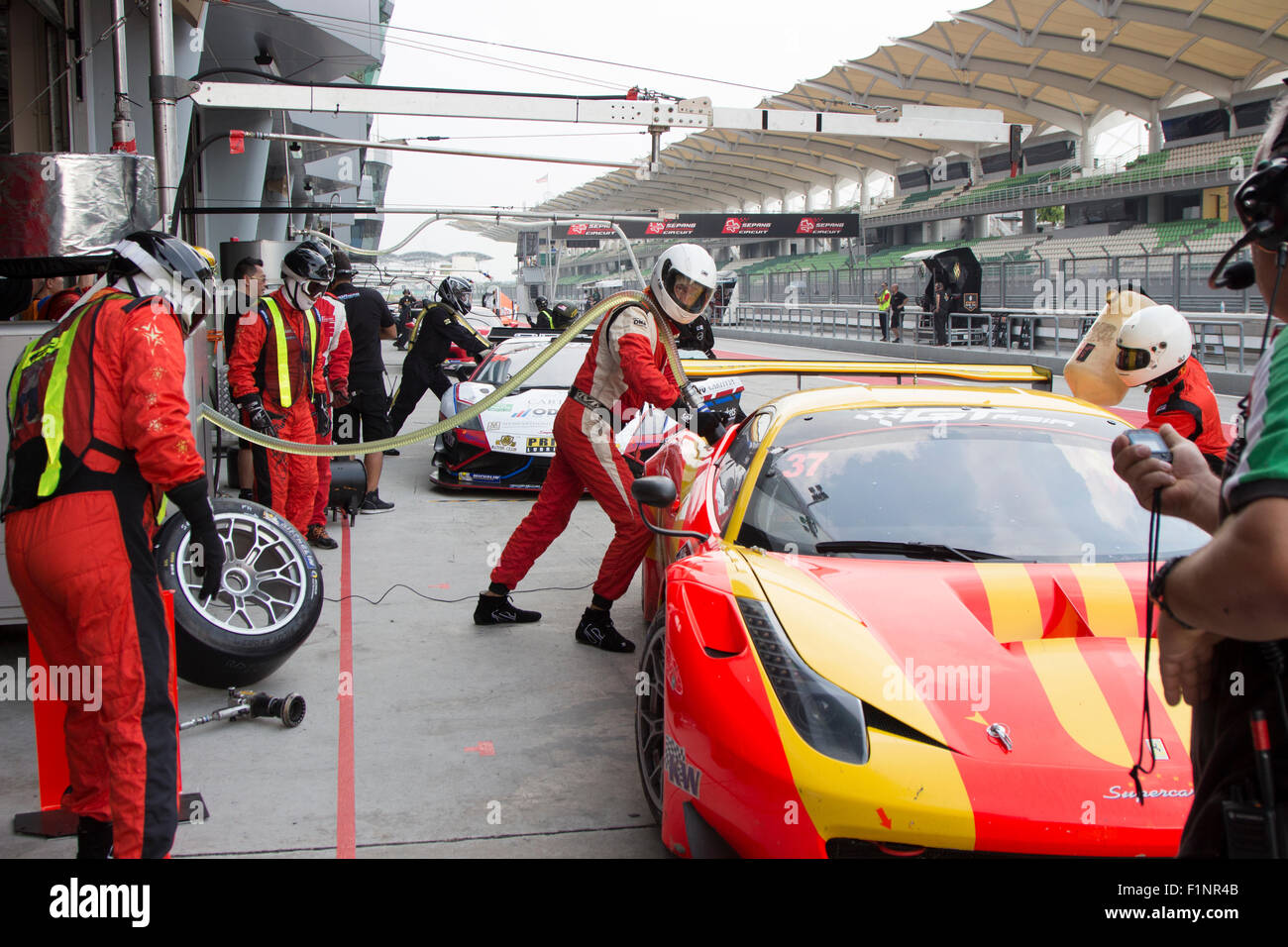 Sepang, Malaysia. 5. September 2015. Italienische Ferrari Auto Nr. 37 tankt bei asiatischen Festival of Speed Race, Sepang, Malaysia. Auto 37 gewann das Rennen Credit: Chung Jin Mac/Alamy Live News Stockfoto