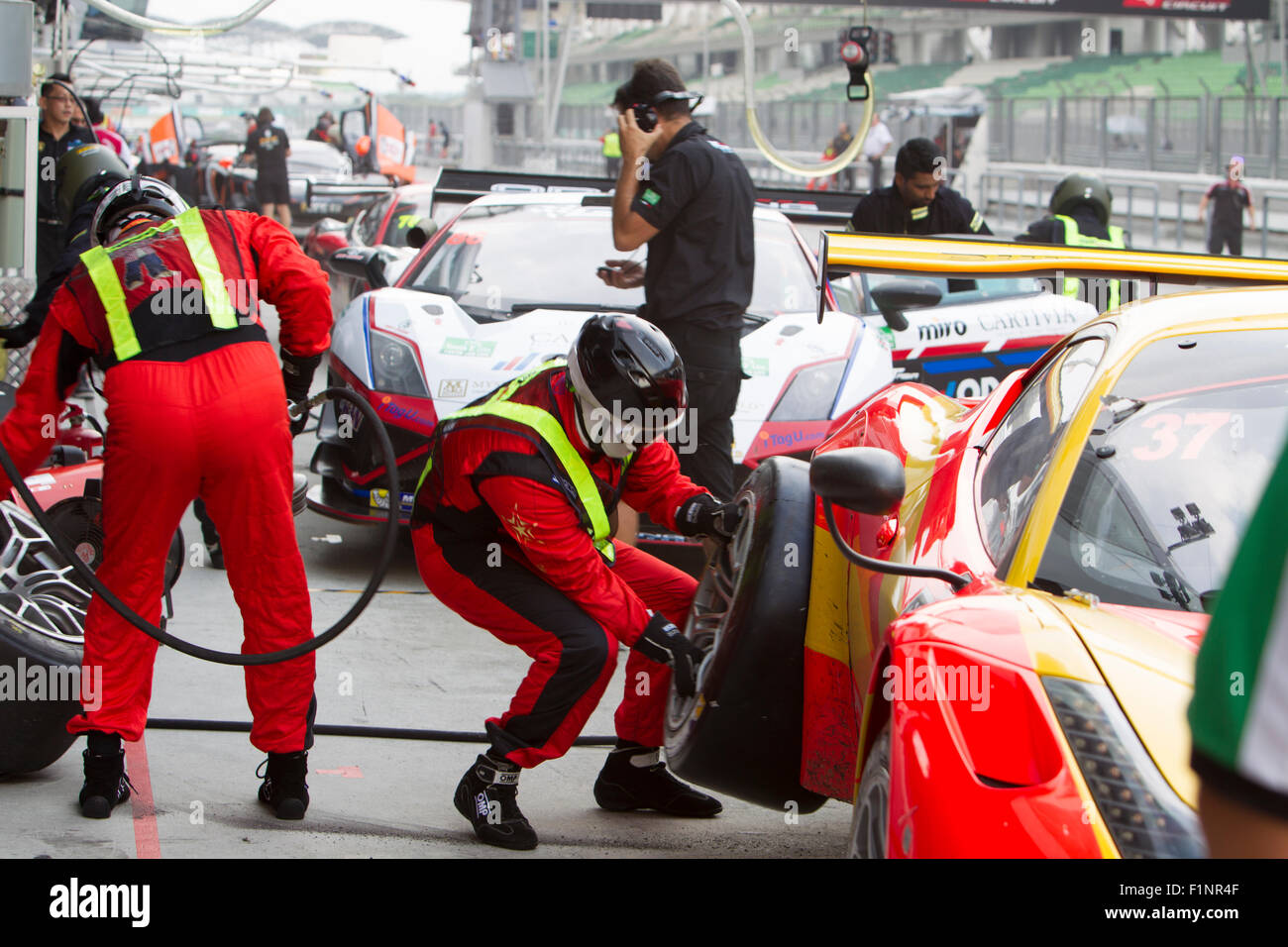 Sepang, Malaysia. 5. September 2015. Italienische Ferrari Auto Nr. 37 wechselt Reifen bei asiatischen Festival of Speed Race, Sepang, Malaysia. Auto 37 gewann das Rennen Credit: Chung Jin Mac/Alamy Live News Stockfoto