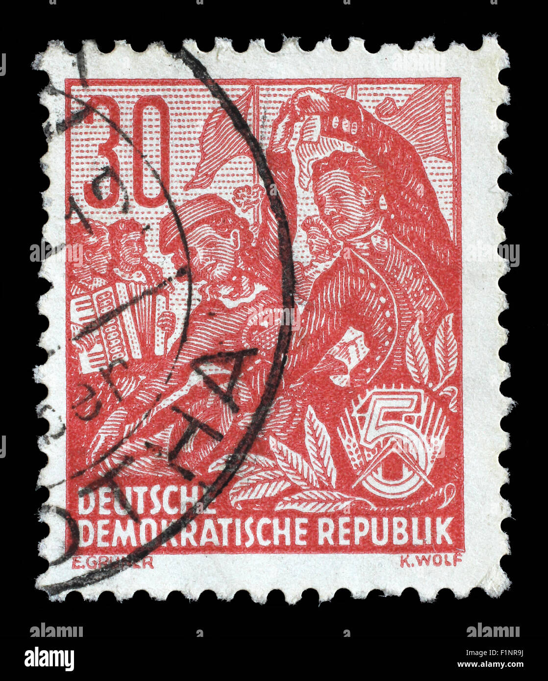 Briefmarke gedruckt in der DDR, zeigt eine Volkstanzgruppe, Serie fünf-Jahres-Plan, ca. 1953 Stockfoto