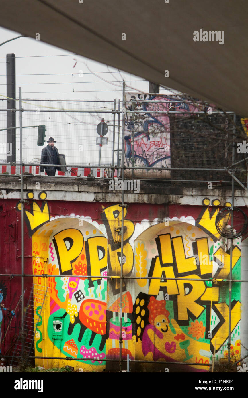 Europa; Deutschland; Berlin; Graffiti; Street-Art; Revaler Str. 99; Revaler Straße; Friedrichshain; Fabrik; Mann; Zu Fuß erreichen; Brücke Stockfoto