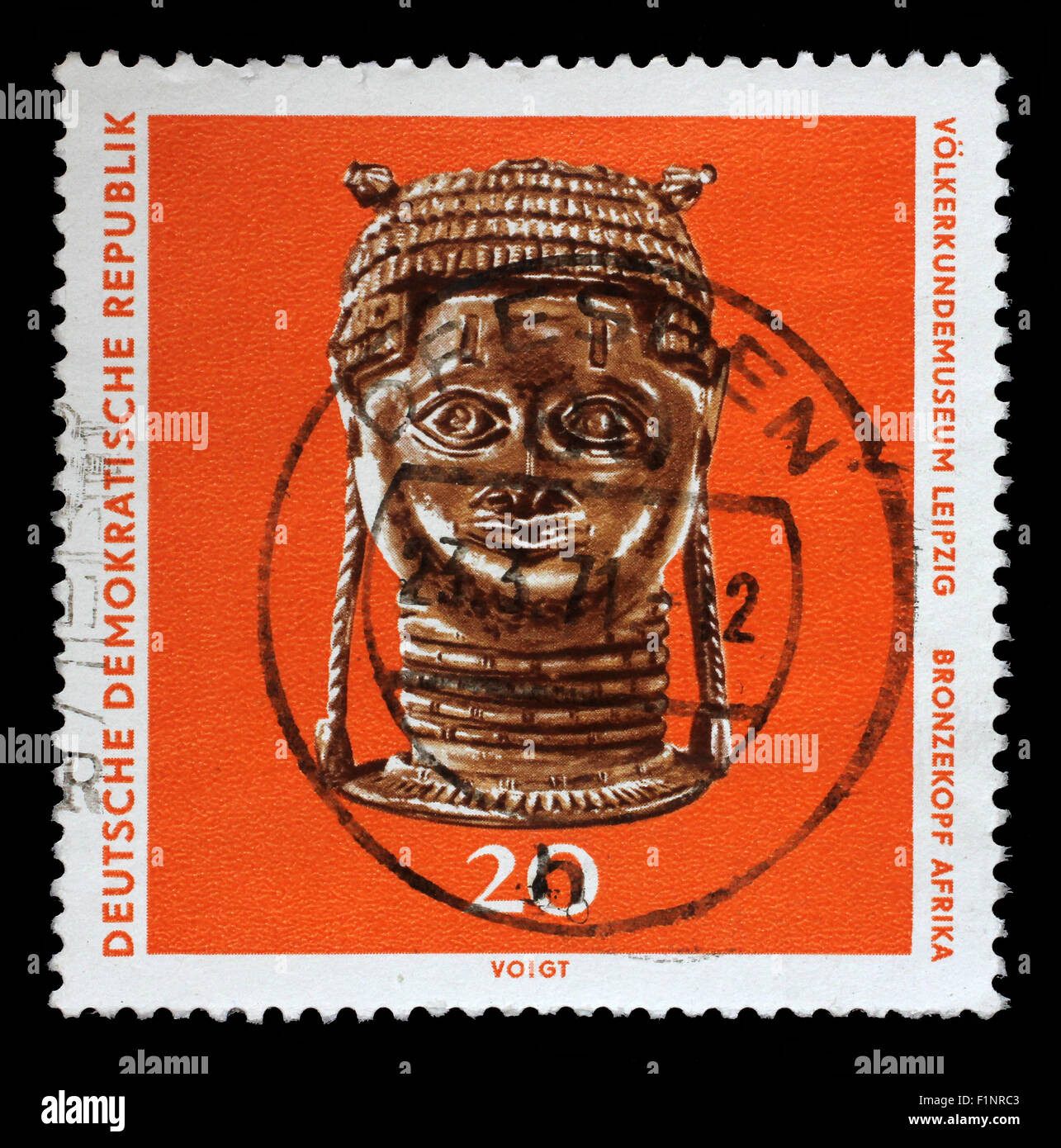 Gedruckt in DDR Stempel zeigt Bronzekopf aus Afrika, Ethnographie Museum Leipzig, ca. 1971. Stockfoto