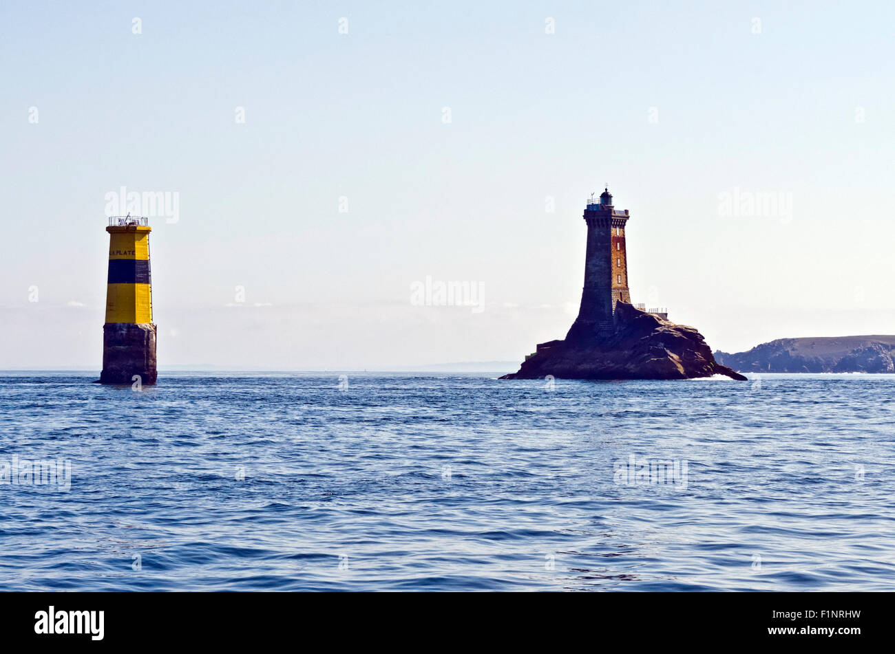 Pointe du Raz und Raz de Sein mit Leuchtturm La Vieille und Kardinal mark La Plate Ouessant Stockfoto