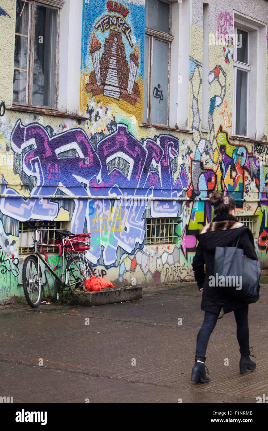 Europa; Deutschland; Berlin; Graffiti; Street-Art; Revaler Str. 99; Revaler Straße; Friedrichshain; Fabrik; Mädchen; Zu Fuß Stockfoto