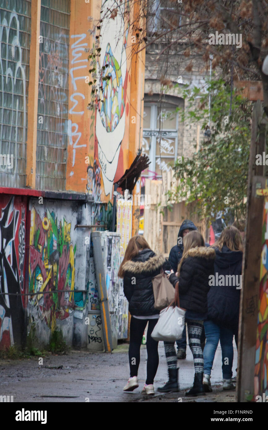 Europa; Deutschland; Berlin; Graffiti; Street-Art; Revaler Str. 99; Revaler Straße; Friedrichshain; Fabrik; Menschen; Mädchen Stockfoto