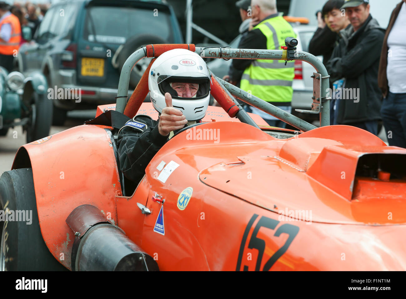 Madeira Drive, City of Brighton & Hove, East Sussex, Großbritannien. The Madeira Drive, City of Brighton & Hove, East Sussex, Großbritannien. Frosts Brighton Speed Trials ist ein aufregendes, actiongeladenes Rennen für Zuschauer und Teilnehmer gleichermaßen. Über zweihundert Autos und Motorräder stehen bereit, um einen zeitgesteuerten Run auf den Madeira Drive zu Unternehmen und dabei hohe Geschwindigkeiten zu erreichen. 5.. September 2015 Stockfoto