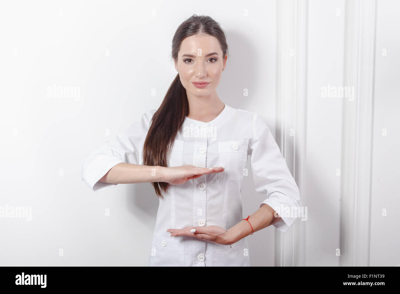 Lächelnde Frau auf weißen Klinik-Hintergrund Stockfoto