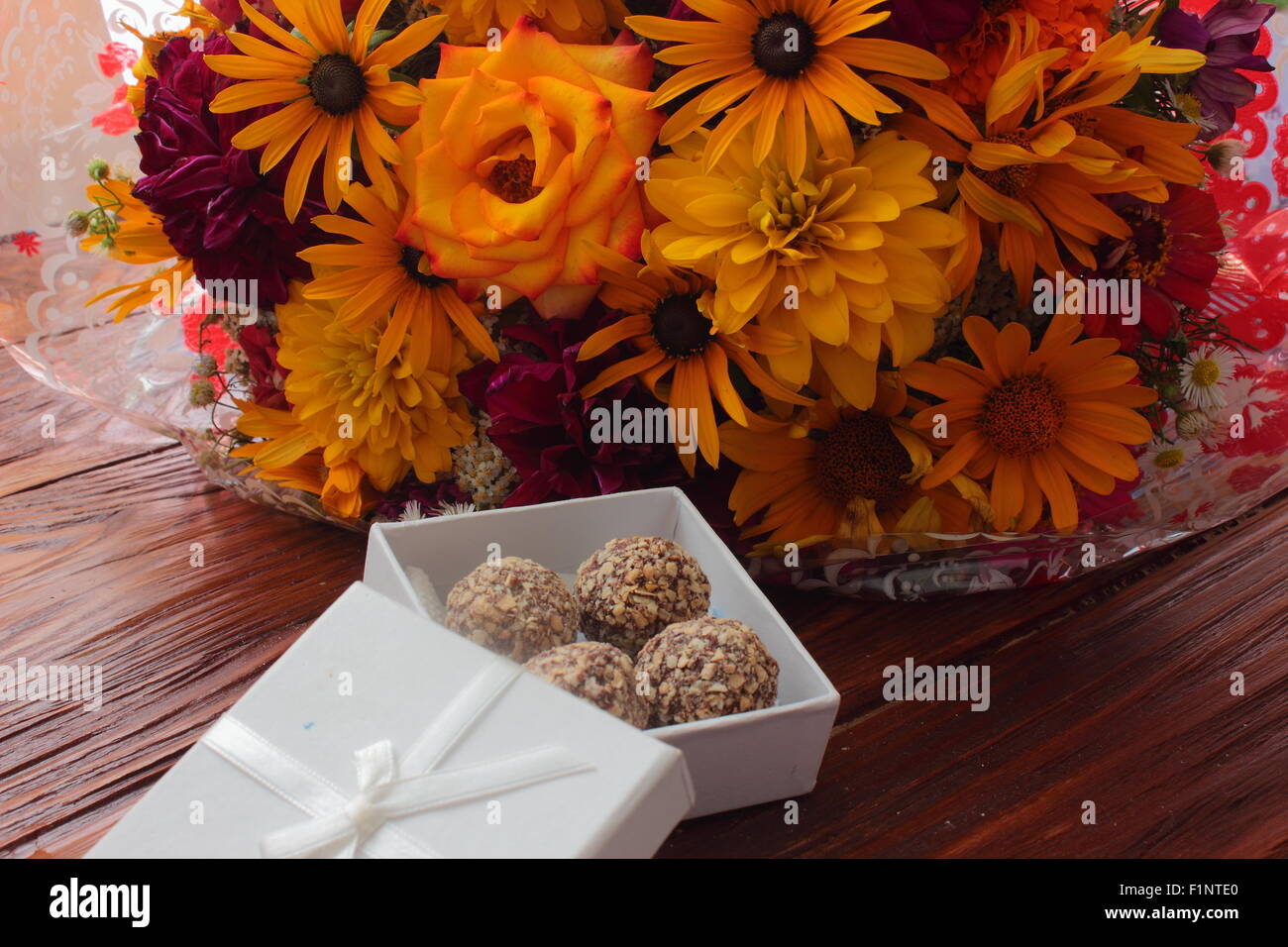 schönen Nachtisch in Form von Pralinen und mit Blumen geschmückt Stockfoto