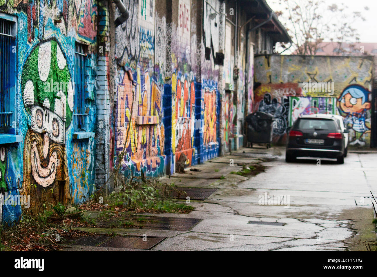 Europa; Deutschland; Berlin; Graffiti; Street-Art; Revaler Str. 99; Revaler Straße; Friedrichshain; Fabrik; Auto; Parken; Straße Stockfoto