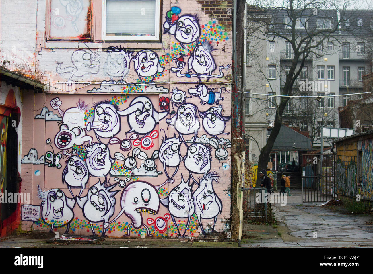 Europa; Deutschland; Berlin; Graffiti; Street-Art; Revaler Str. 99; Revaler Straße; Friedrichshain; Fabrik; Menschen; Straße Stockfoto