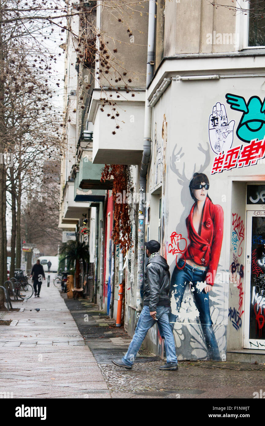 Europa; Deutschland; Berlin; Graffiti; Street-Art; Straße; Straße; Friedrichshain; Menschen; Zu Fuß erreichen; Gebäude Stockfoto