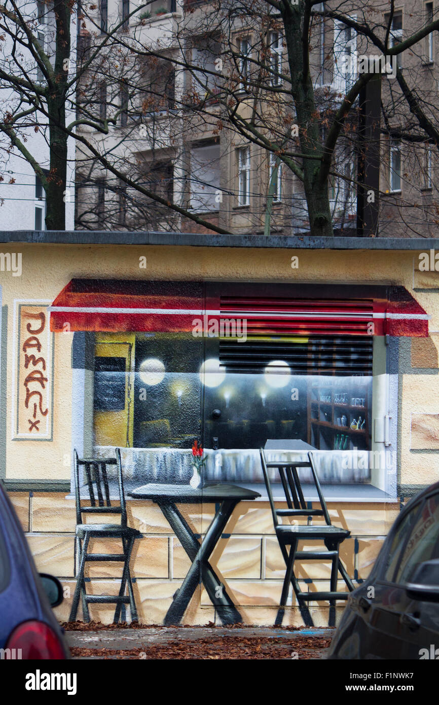 Europa; Deutschland; Berlin; Graffiti; Street-Art; Straße; Straße; Friedrichshain; Bar; Café Stockfoto