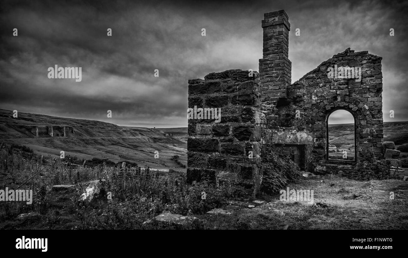 Eine zerstörte Bergarbeiterhütte; industrielles Erbe aus der alten Eisenbahnlinie der Eisensteinminen aus dem 19. Jahrhundert in Rosedale. North York Moors Stockfoto