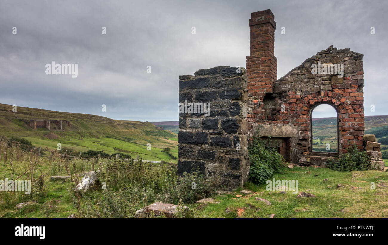 Eine zerstörte Bergarbeiterhütte; industrielles Erbe aus der alten Eisenbahnlinie der Eisensteinminen aus dem 19. Jahrhundert in Rosedale. North York Moors Stockfoto