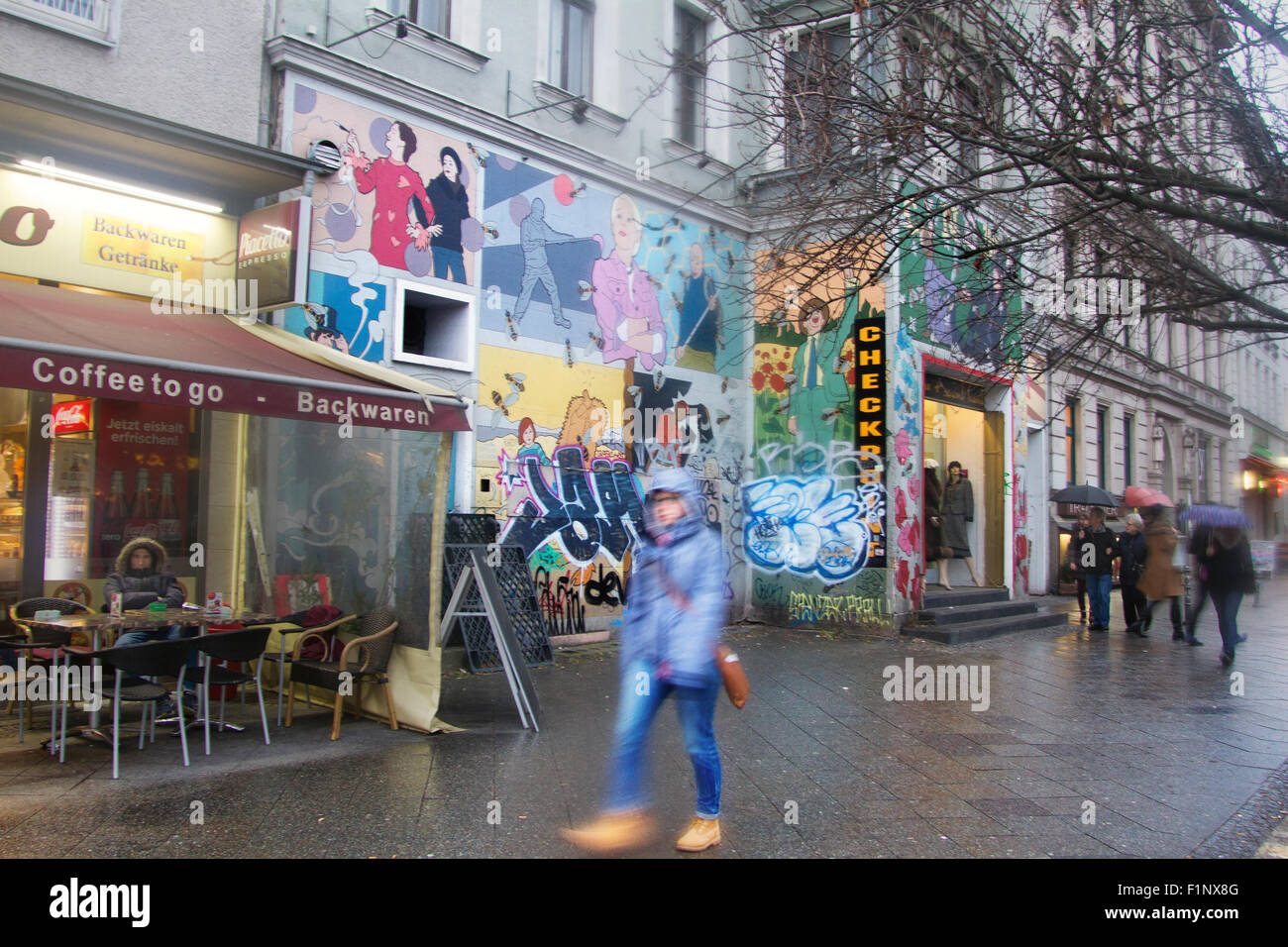 Europa; Deutschland; Berlin; Graffiti; Street-Art; Mädchen; Regen; Straße; Straße; Zu Fuß erreichen; Bar; Cafe Stockfoto