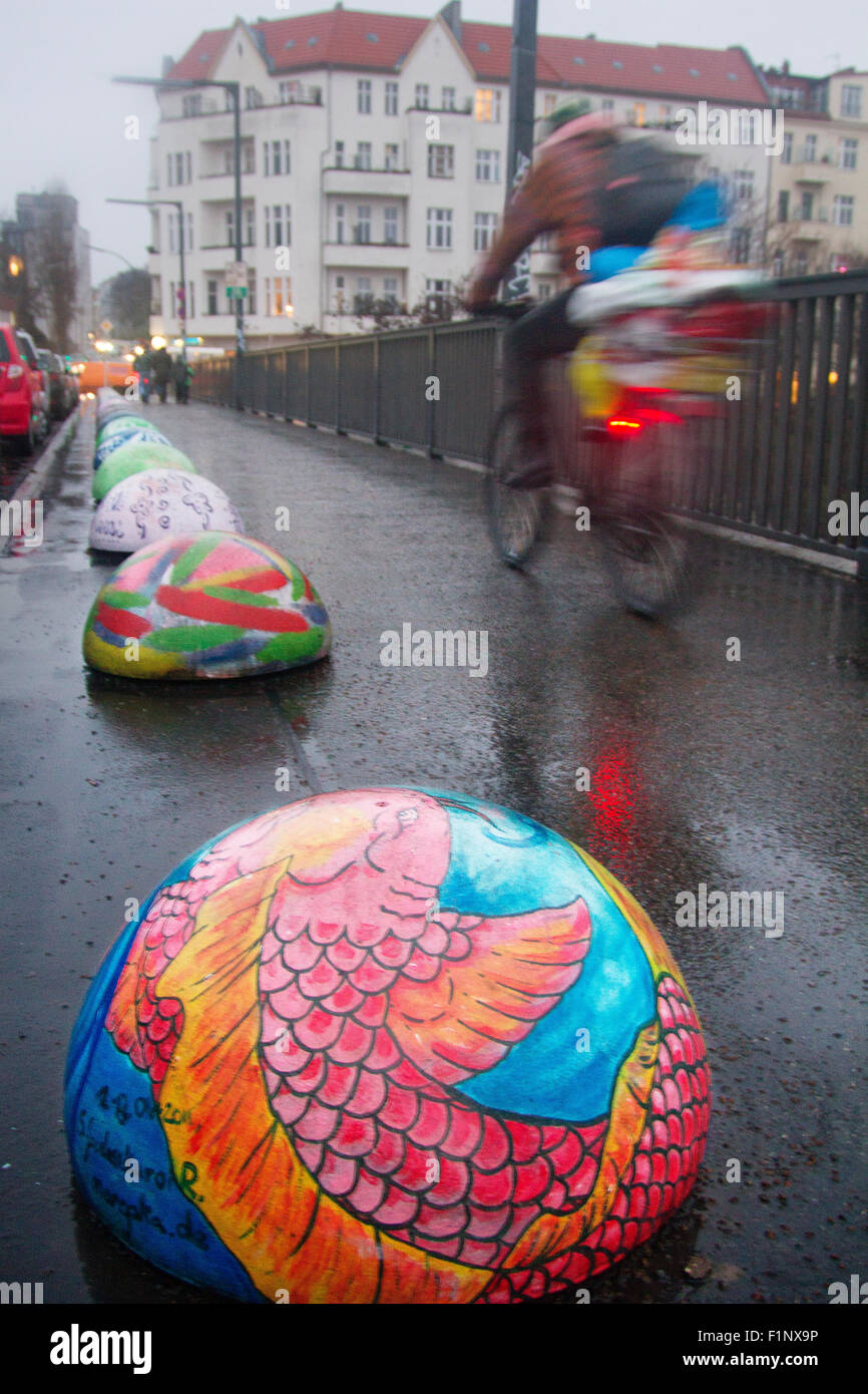 Europa; Deutschland; Berlin; Graffiti; Street-Art; Radfahrer; Straße; Straße; Fahrrad; Brücke; Regen; Wächter-Stein Stockfoto