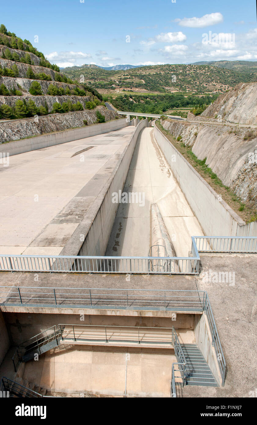 Die Barrage de l'Agly, ein riesiger Damm erstellen einen Stausee am Fluss Agly oberen im Roussillon, Südfrankreich Stockfoto