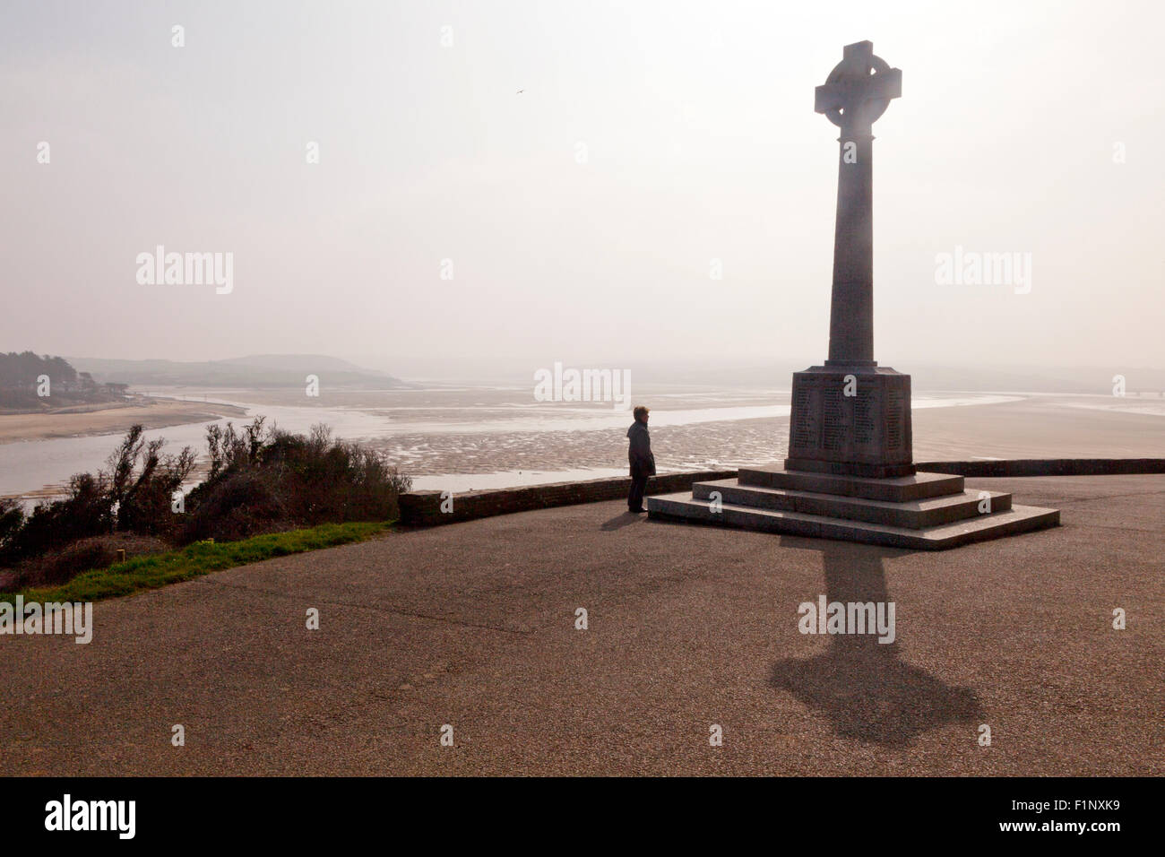 Das Kriegerdenkmal mit Blick auf die Mündung des Flusses Camel in der Nähe von Padstow, Cornwall, England, UK Stockfoto