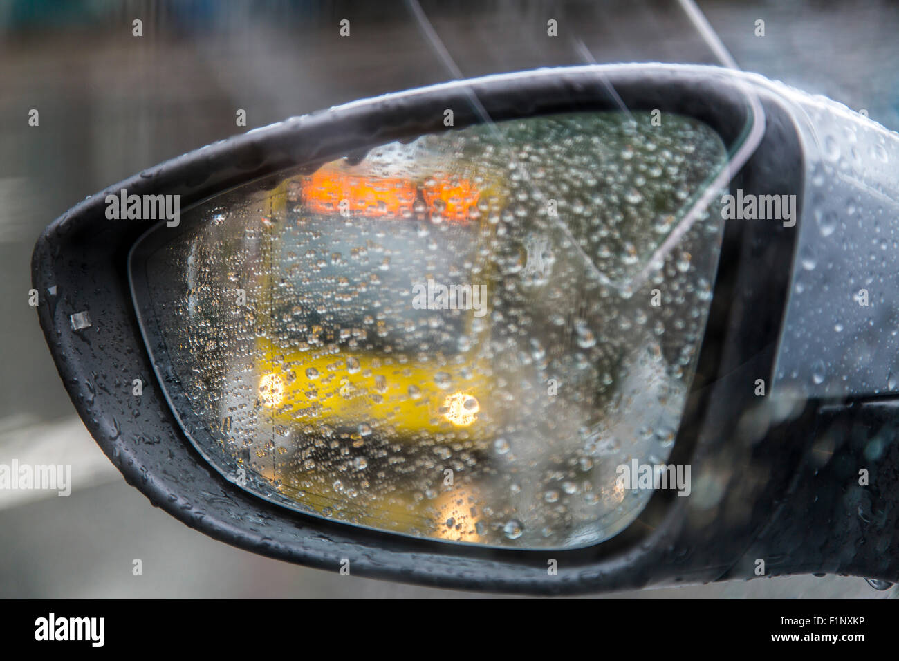 Autos fahren bei starkem Regen Wetter, nassem Untergrund der Straße gefährlich fahren, aquaplaning, Stockfoto