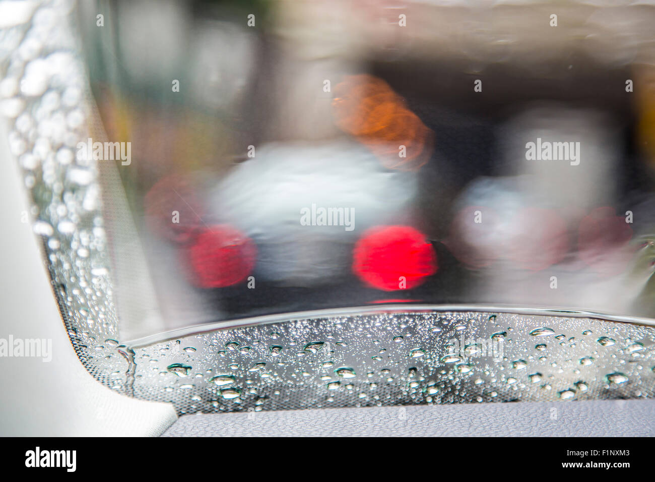 Autos fahren bei starkem Regen Wetter, nassem Untergrund der Straße gefährlich fahren, aquaplaning, Stockfoto