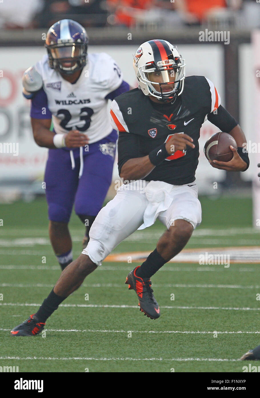 Orchesterprobe Stadion, Corvallis, OR, USA. 4. Sep, 2015. Oregon State Quarterback Seth Collins (4) läuft der Ball in der NCAA Football-Spiel zwischen der Biber und der Weber State Wildcats Orchesterprobe Stadium, Corvallis, OR, USA. Larry C. Lawson/CSM/Alamy Live-Nachrichten Stockfoto