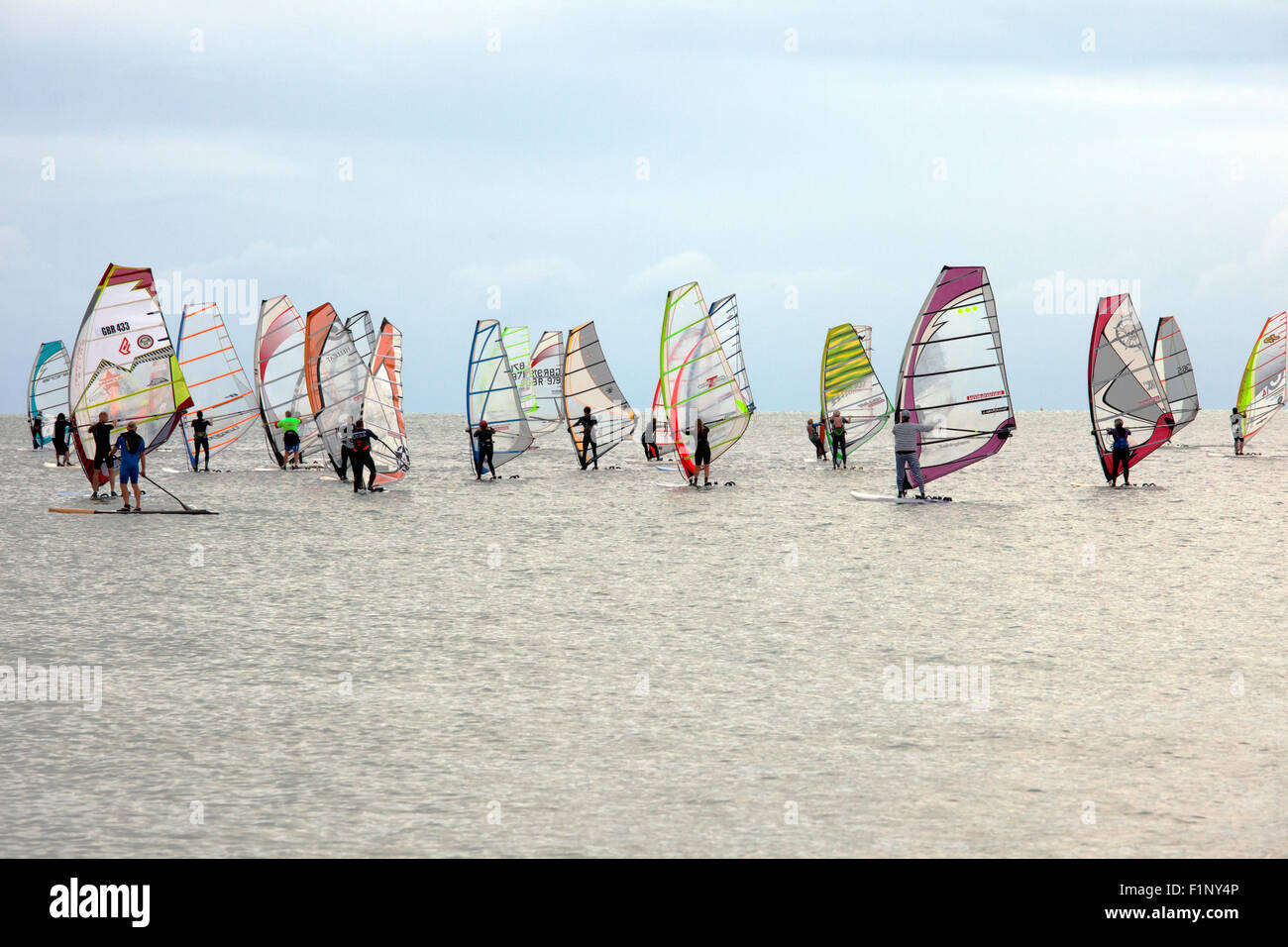 Windsurfer am National Watersports Festival konkurrieren, Hayling Island, Hampshire UK. 5. September 2015. Stockfoto