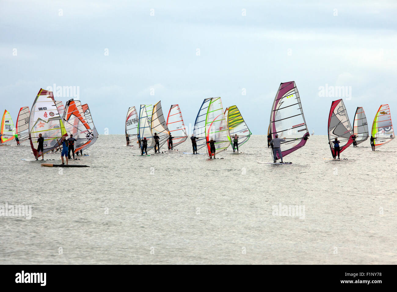 Windsurfer am National Watersports Festival, Hayling Island, Hampshire UK konkurrieren. 5. September 2015. Stockfoto
