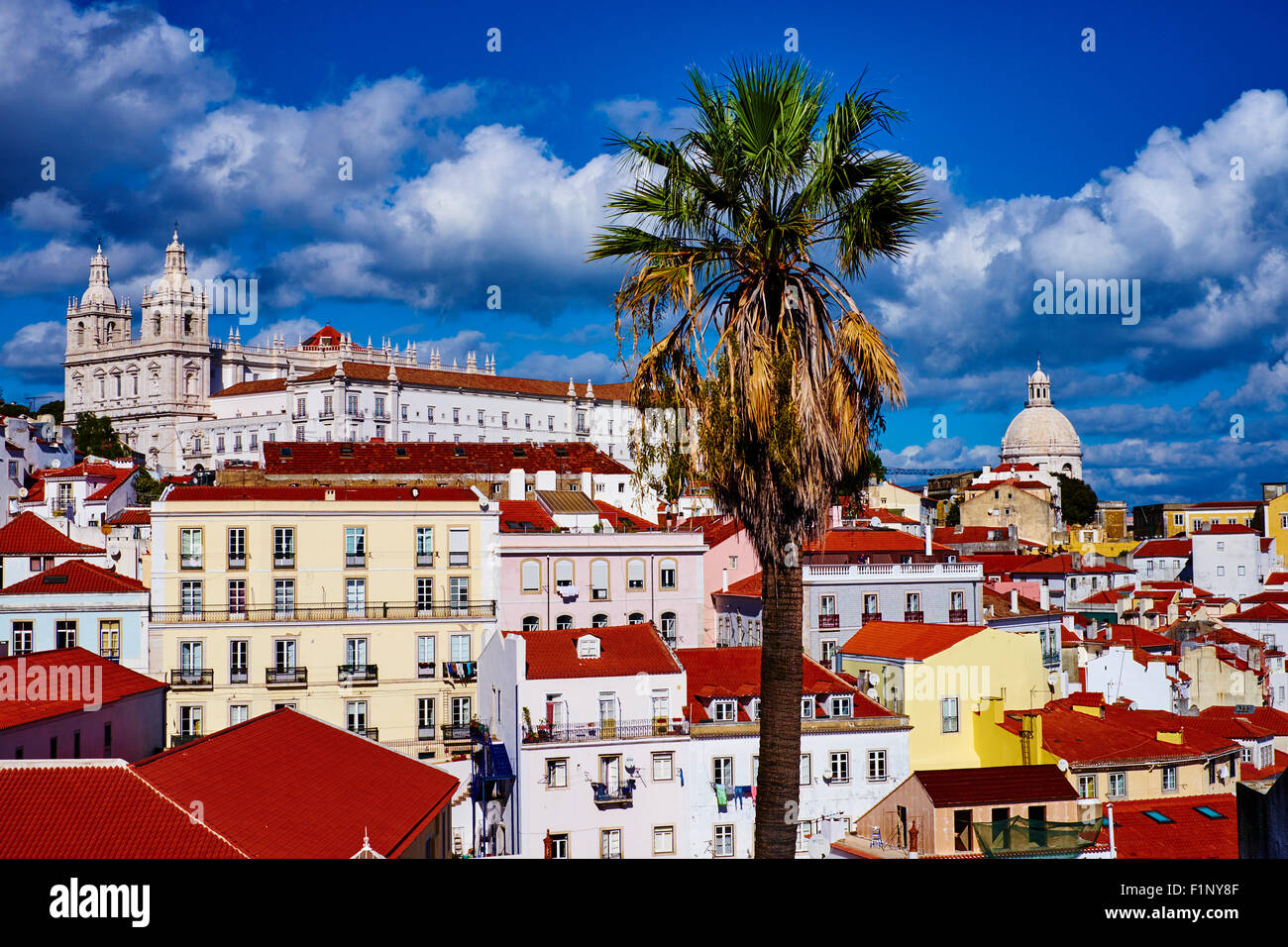 Portugal, Lissabon, Alfama von Santa Luzia Belvedere, Blick auf Sao Vicente de Fora Kloster und nationalen Pantheon Stockfoto