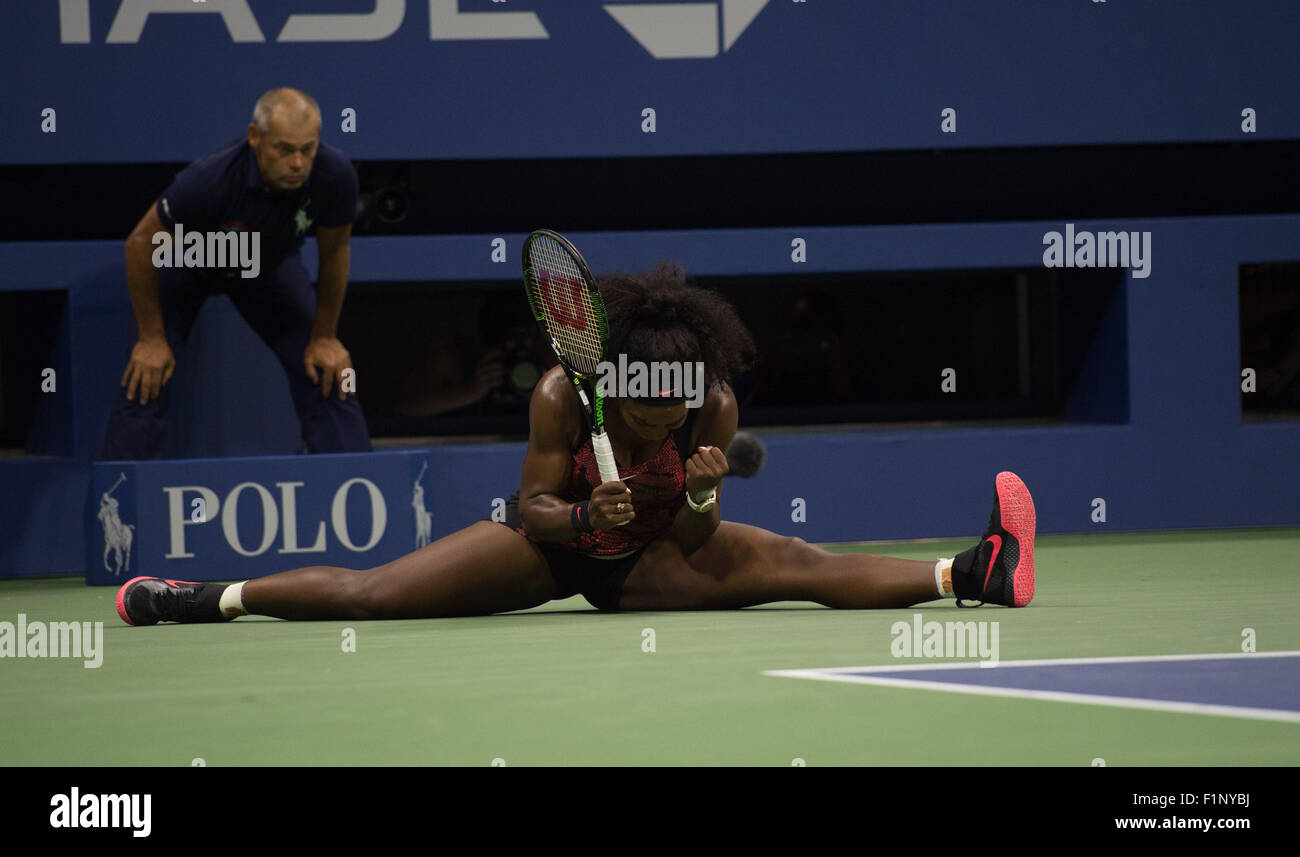 New York, New York, USA. 4. Sep, 2015. SERENA WILLIAMS (USA #1) macht eine Spaltung im dritten Satz, wie sie gegen Bethanie Mattek-Sands (USA #101) in die dritte Runde Frauen Singles 2015 US Open, Arthur Ashe Stadium, 2015 gewinnt. © Bryan Smith/ZUMA Draht/Alamy Live-Nachrichten Stockfoto