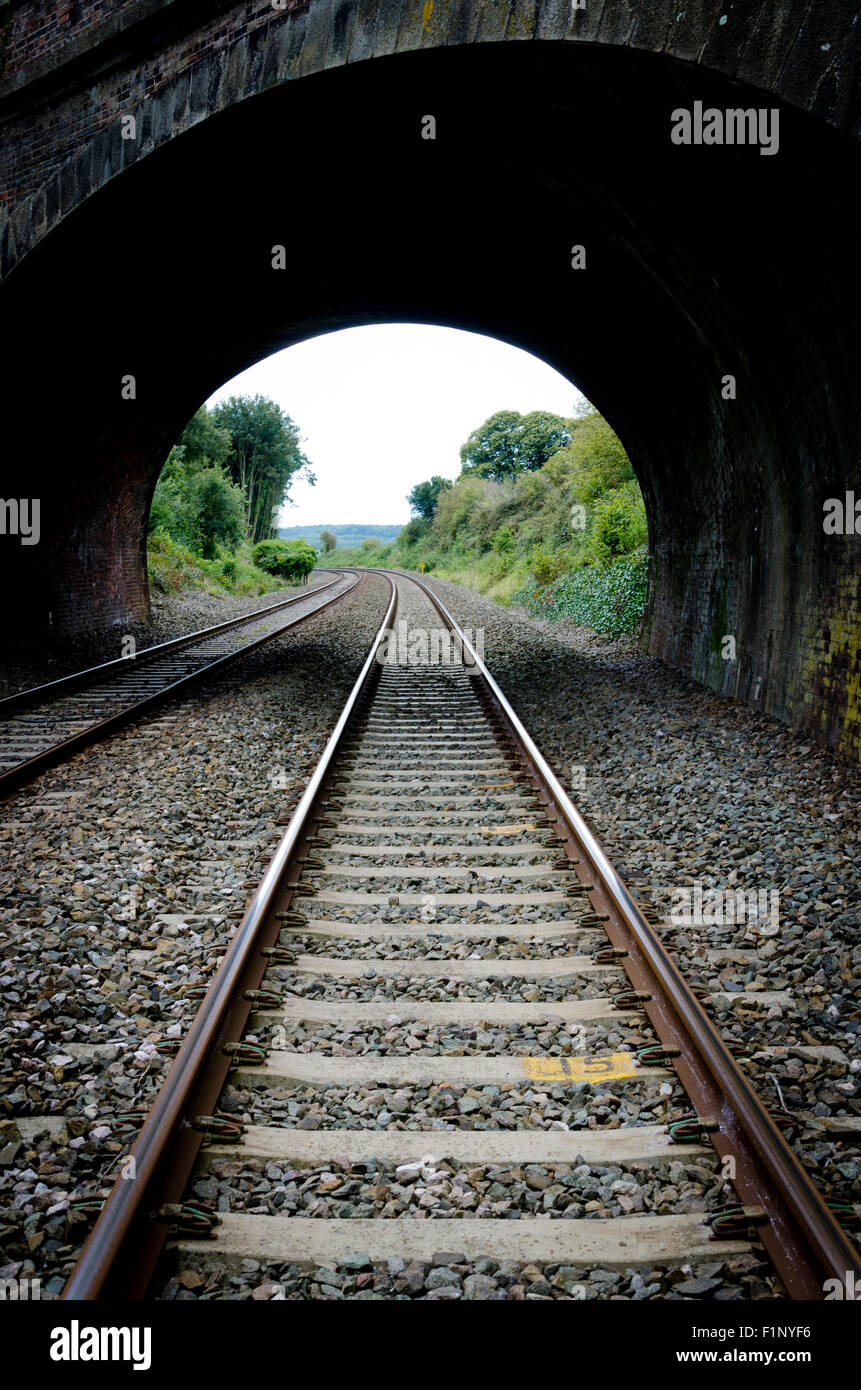 Eisenbahnschienen unter Brücke Stockfoto