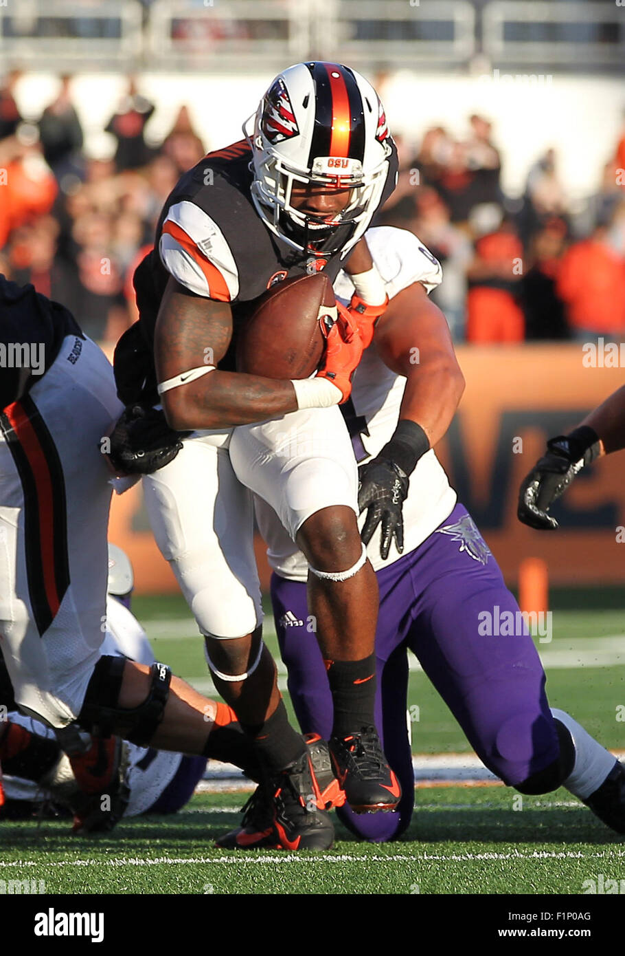 Orchesterprobe Stadion, Corvallis, OR, USA. 4. Sep, 2015. Oregon State Runningback Chris Brown (1) findet eine Öffnung in der NCAA Football-Spiel zwischen der Biber und der Weber State Wildcats Orchesterprobe Stadium, Corvallis, OR ausgeführt. Larry C. Lawson/CSM/Alamy Live-Nachrichten Stockfoto