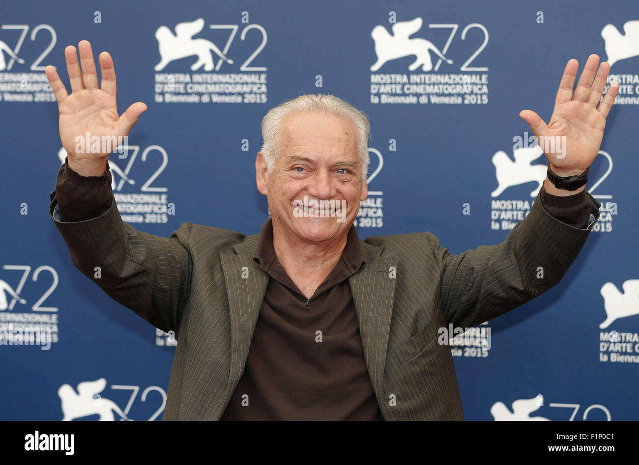 (150905)--Venedig, 5. September 2015 (Xinhua)--Giorgio Colangeli nimmt an einem Fototermin für 'The Wait' während des 72. Venedig Film-Festival auf der Insel Lido in Venedig, Italien, 5. September 2015. (Xinhua / Ye Pingfan) Stockfoto