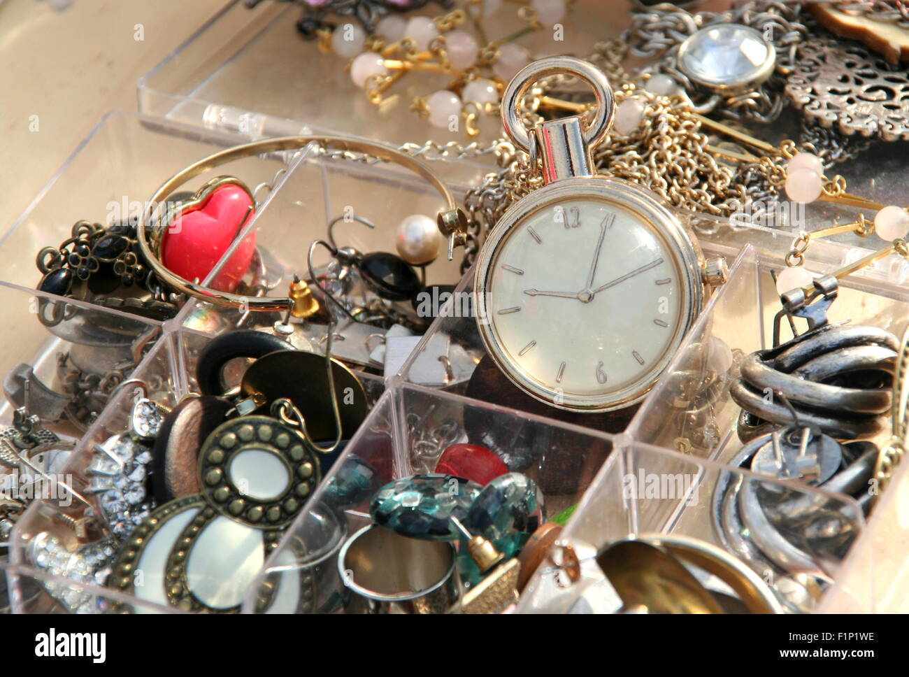 Retro-Taschenuhr mit antiken Schmuck, Flohmarkt, Deutschland. Stockfoto