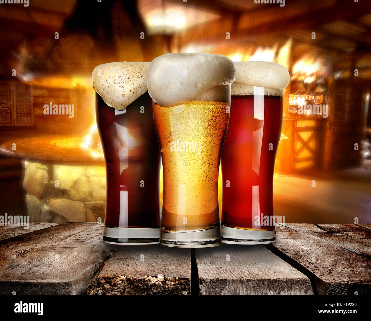 Drei Gläser Bier auf einem Tisch in der Bar Stockfoto