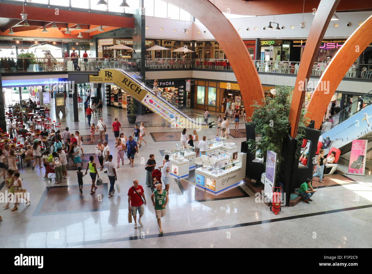 Marbella, Costa Del Sol, Provinz Malaga, Andalusien, Südspanien. La Cañada Einkaufszentrum. Stockfoto