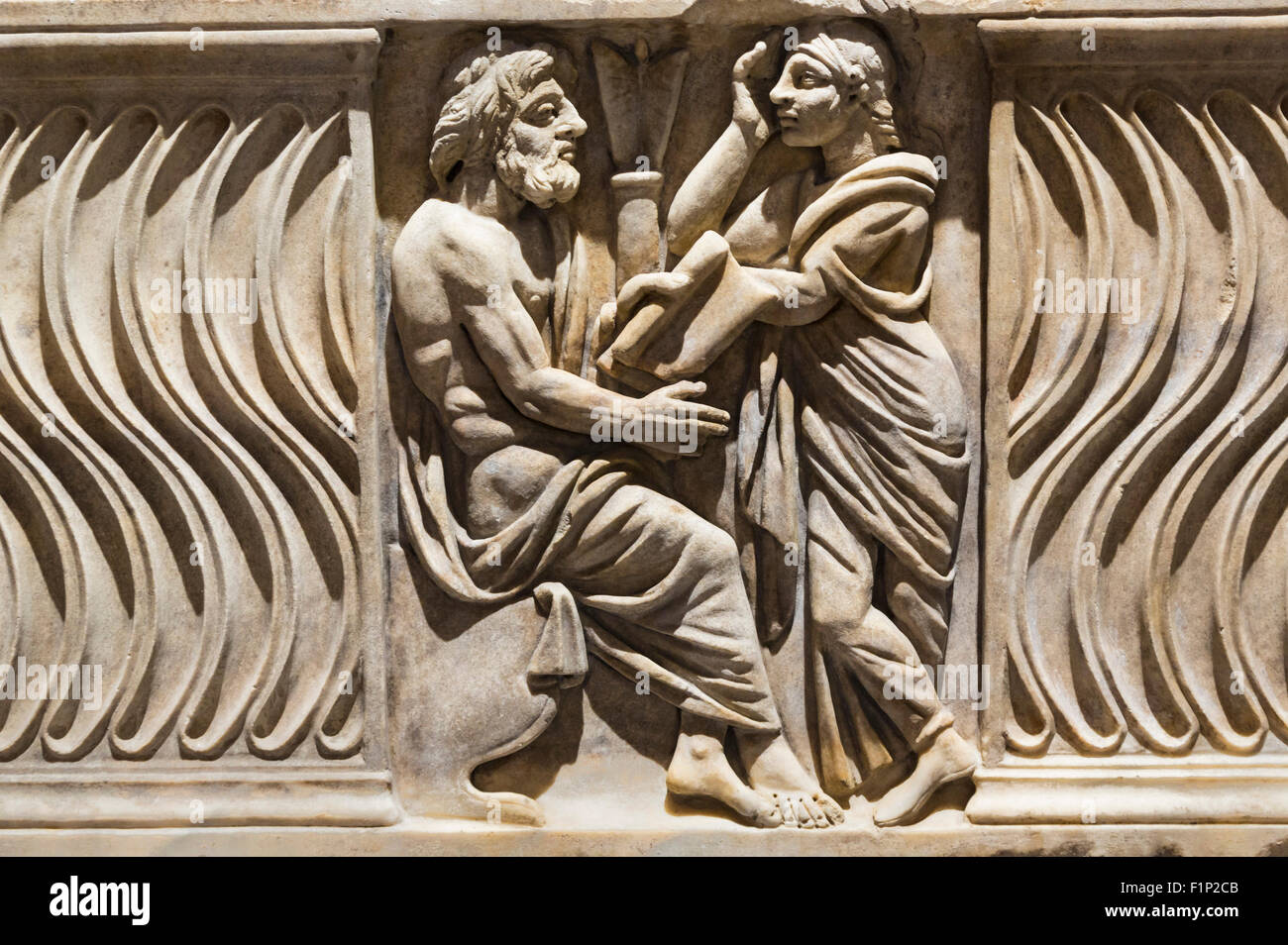 Rom, Italien.  Dekoration auf einem Sarkophag mit Bild des Philosophen und Muse. Späten 3. und 4. Jahrhundert n. Chr.. Stockfoto