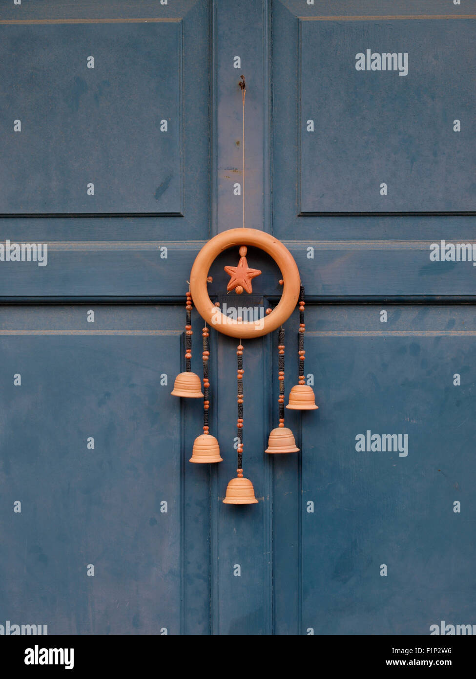 Clay Charme hängt an einer Haustür, Dorchester, Dorset, Großbritannien Stockfoto