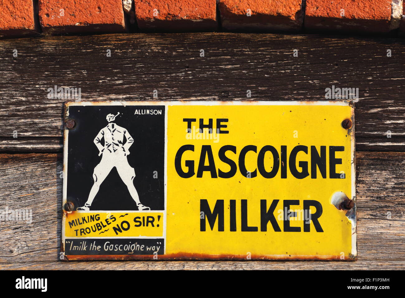 Werbung für den Melker Gascoigne, Melkmaschine, über der Tür eine Scheune, Herefordshire, England, UK Stockfoto