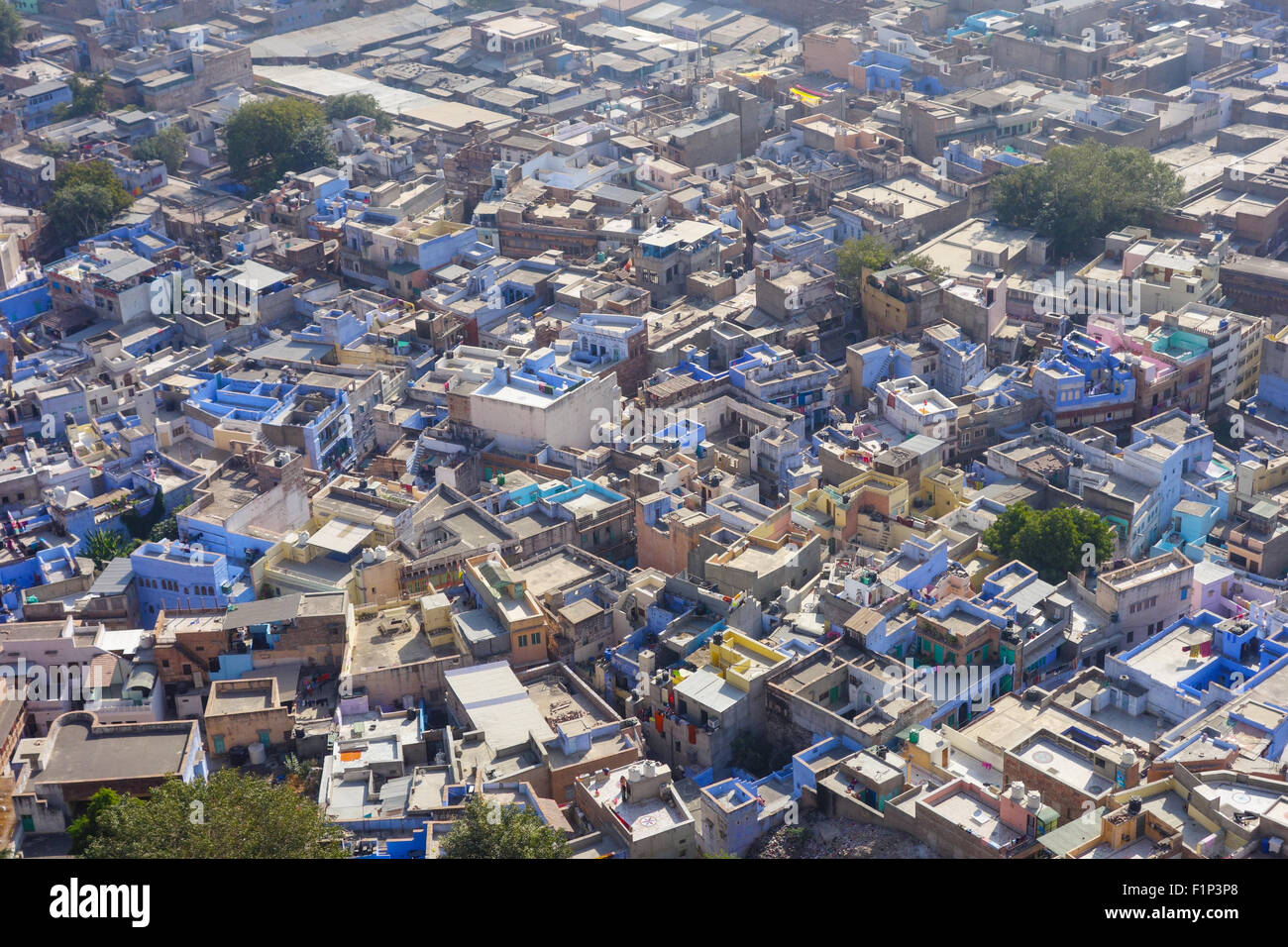 Überladen Häuser der Stadt Jodhpur (blaue Stadt) vom Mehrangarh Fort aus gesehen. Stockfoto