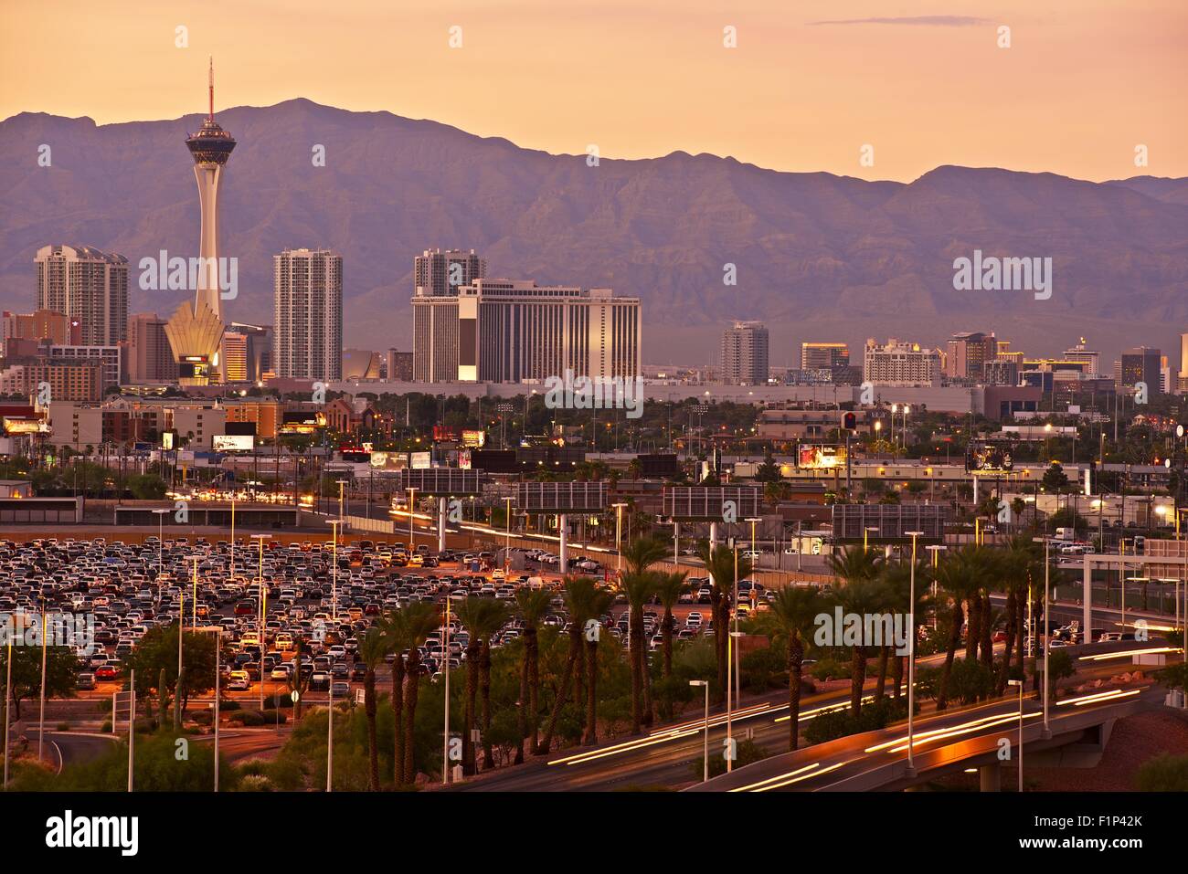 Sonnenuntergang Skyline der Welt berühmten Las Vegas, Nevada.  Stadt von Las Vegas. Vereinigte Staaten von Amerika. Nevada-Fotosammlung. Stockfoto