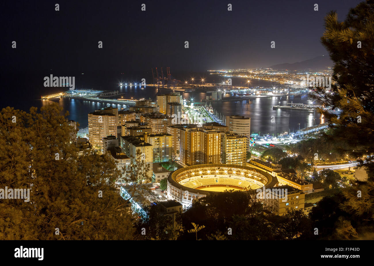 Malaga Antenne Stadtbild bei Nacht mit Mittelmeer, Spanien Stockfoto
