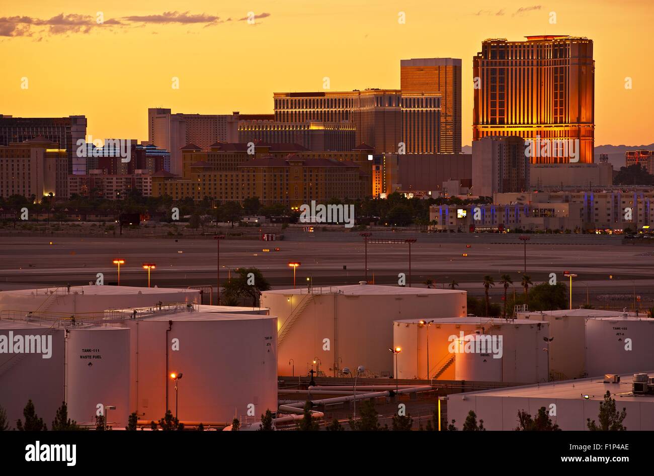 Vegas Strip Sonnenuntergang und Airport, Las Vegas, Nevada, USA. Nevada-Foto-Sammlung. Stockfoto