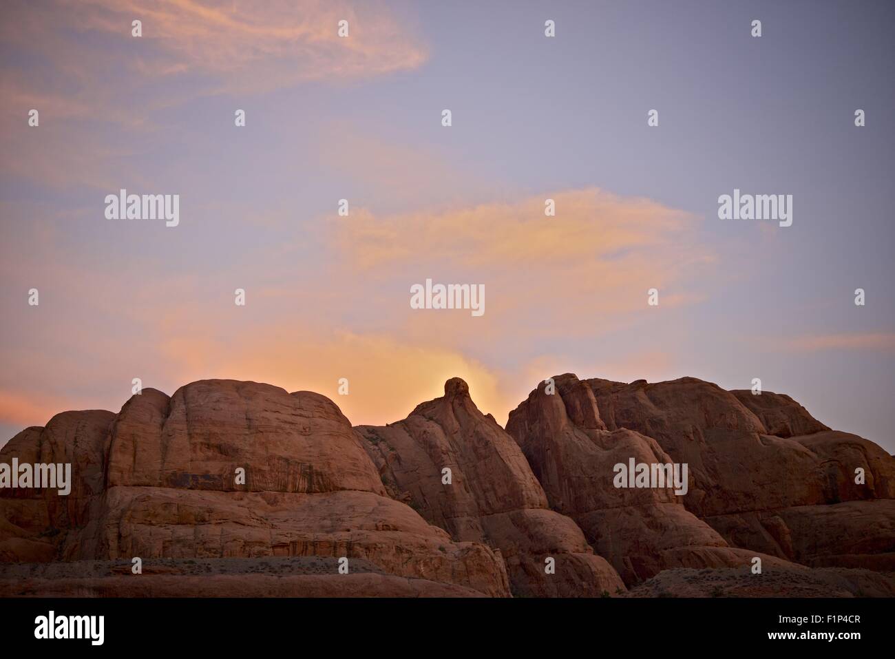 Utah-Sonnenuntergang - rötlichen Sandsteinen in der Nähe von Moab, Utah, USA. Felsigen Panorama. Utah-Foto-Sammlung. Stockfoto