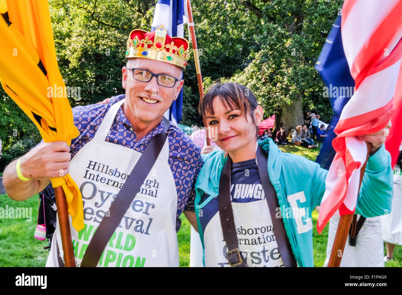 Hillsborough, Nordirland. 5 SEP 2015 - bisherige Rekordhalter Colin Shirlow von Dromore, County Down, mit Anwärter Michelle Lesco aus Alexandria, Virginia, USA zu Beginn der Weltmeisterschaft der Austern essen. Bildnachweis: Stephen Barnes/Alamy Live-Nachrichten Stockfoto