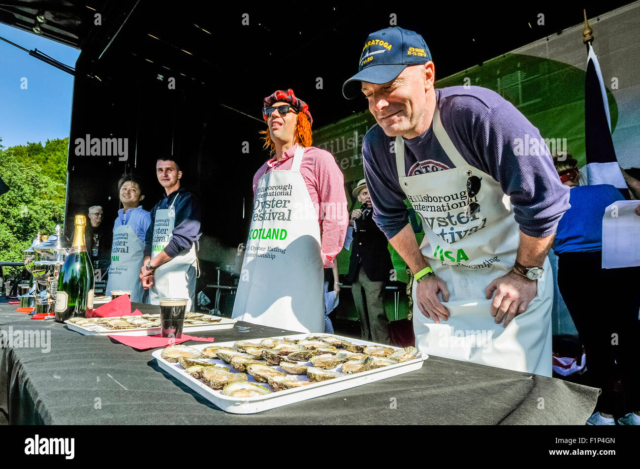 Hillsborough, Nordirland. 5 SEP 2015 - Amateure versuchen in einer Minute am Hillsborough International Oyster Festival 30 Austern essen. Bildnachweis: Stephen Barnes/Alamy Live-Nachrichten Stockfoto