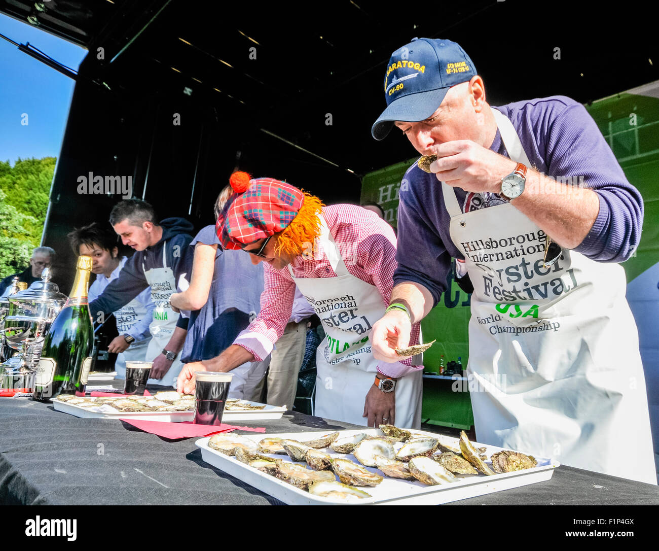 Hillsborough, Nordirland. 5 SEP 2015 - Amateure versuchen in einer Minute am Hillsborough International Oyster Festival 30 Austern essen. Bildnachweis: Stephen Barnes/Alamy Live-Nachrichten Stockfoto