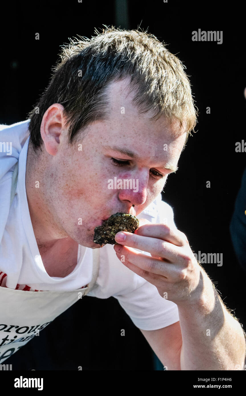 Hillsborough, Nordirland. 5 SEP 2015 - ein Mann versucht, in einer Minute bei einer Auster Wettessen Kredit 30 Austern essen: Stephen Barnes/Alamy Live News Stockfoto