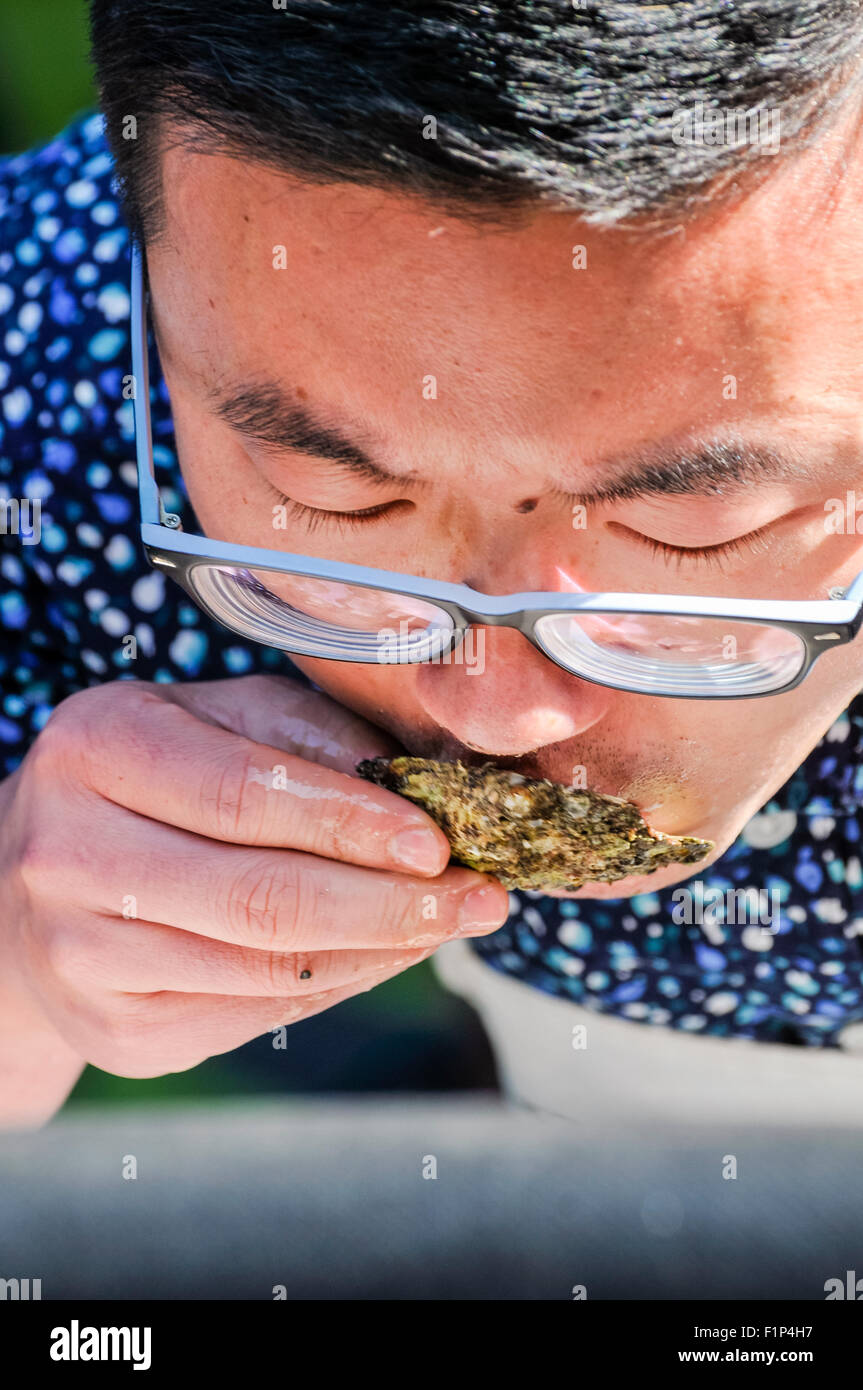 Hillsborough, Nordirland. 5 SEP 2015 - ein Mann aus China versucht, in einer Minute bei einer Auster Wettessen Kredit 30 Austern essen: Stephen Barnes/Alamy Live News Stockfoto